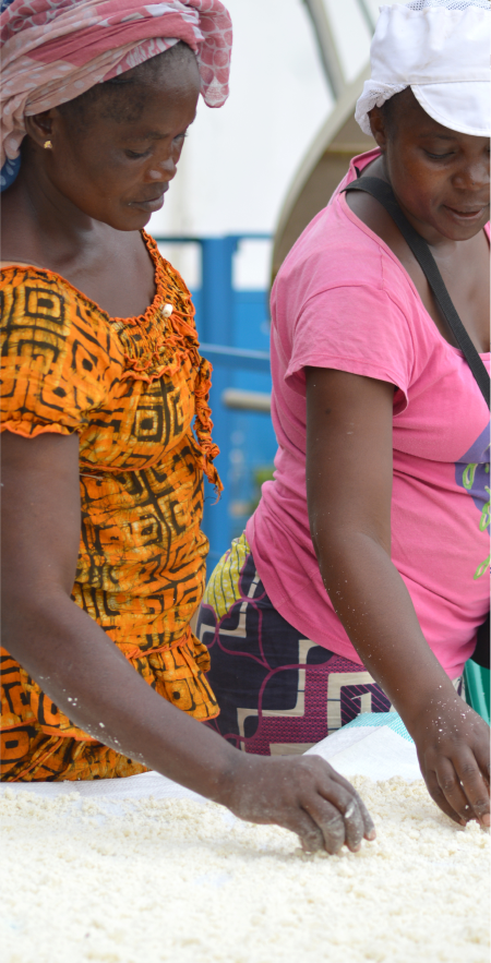 Enfant buvant de l'eau